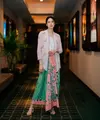 Kebaya encim bordir bunga kecil dijadikan Laura Basuki sebagai outer untuk tank top putih. @laurabas.