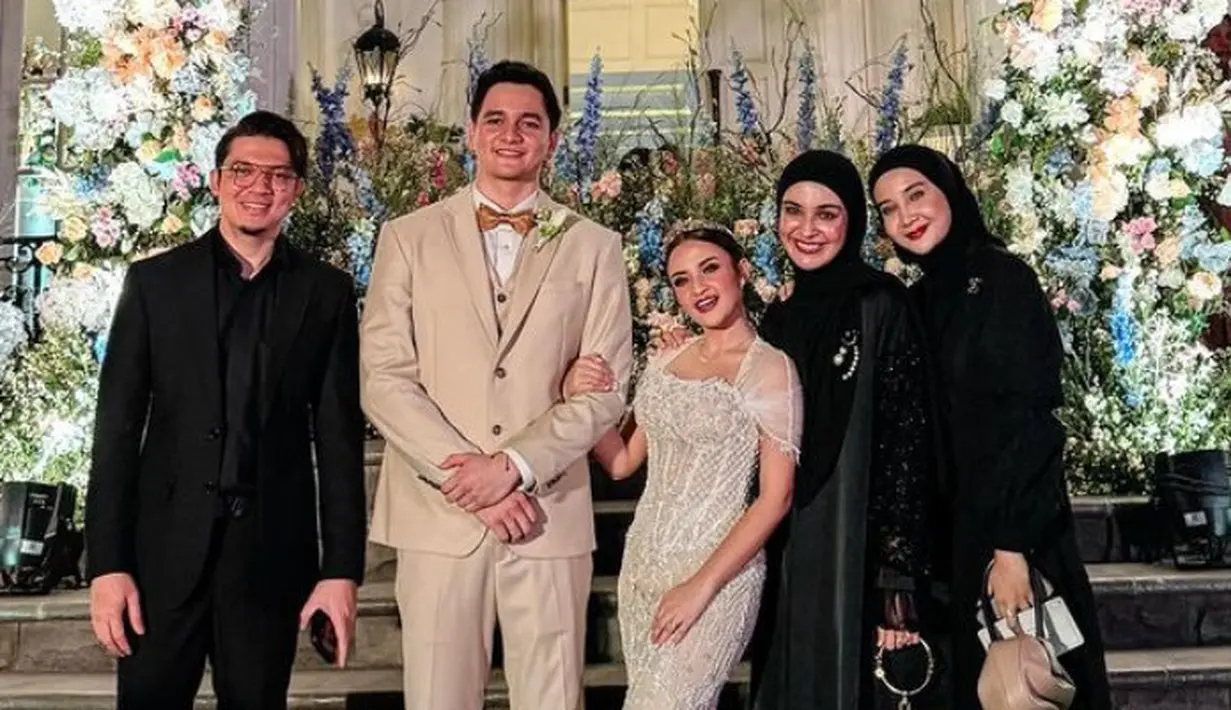 Begitupun dengan Shireen Sungkar yang mengenakan kerudung hitam dipadukan bros mutiara serta abaya dengan aksen lace di lengan panjang. Ia pun membawa handbag coklat. [@shireensungkar]