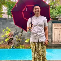 Anjasmara tampil sederhana dengan atasan kemeja atau kaus putih. Kain sarung dengan beragam motif membuatnya nampak lebih berkharisma dan memesona. (Liputan6.com/IG/@anjasmara)