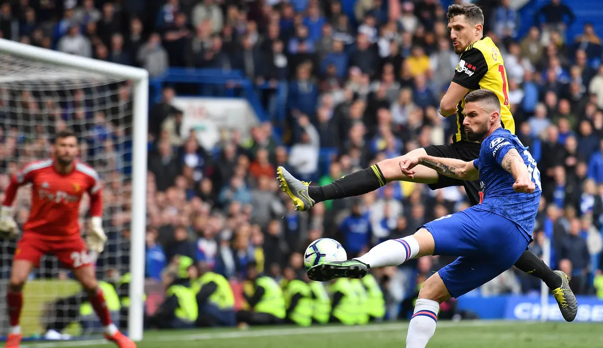 Striker Chelsea, Olivier Giroud, melepaskan tendangan ke gawang Watford pada laga Premier League di Stadion Stamford Bridge, London, Minggu (5/5). Chelsea menang 3-0 atas Watford. (AFP/Ben Stansall)