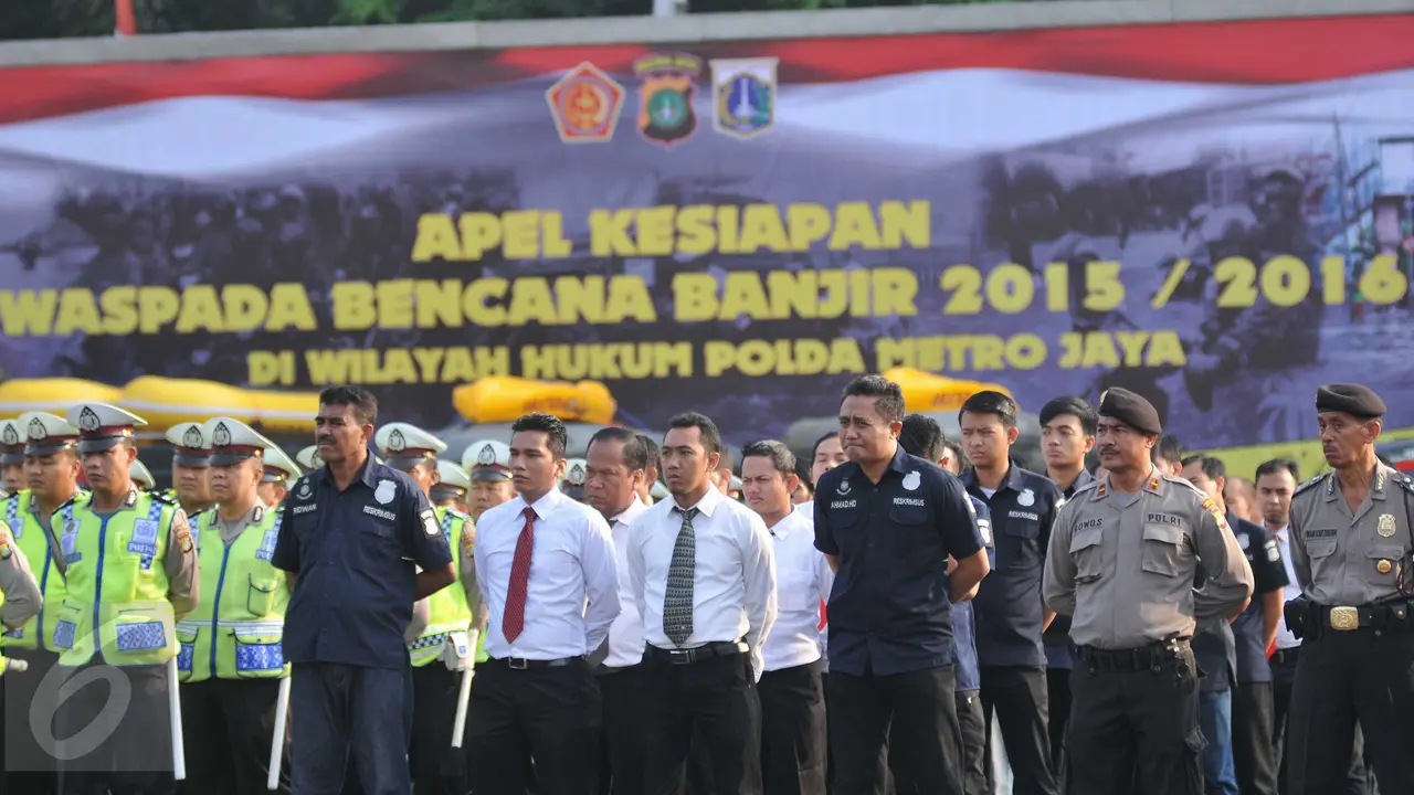 20151127-Hadapi Musim Hujan, Ratusan Polisi Apel Siaga Banjir di Polda Metro Jaya-Jakarta