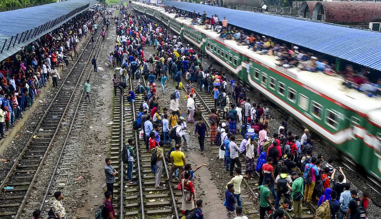 Ratusan pemudik bersiap menaiki sebuah kereta yang atapnya telah penuh sesak oleh penumpang untuk menuju kampung halaman di Dhaka, Bangladesh pada 4 Juni 2019. Sebagaimana terjadi di Indonesia, masyarakat Bangladesh pun memiliki tradisi mudik saat Idul Fitri. (MUNIR UZ ZAMAN/AFP)