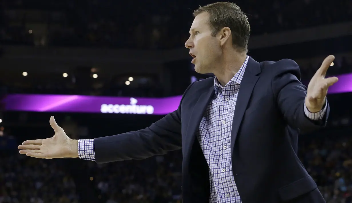 Pelatih Chicago Bulls, Fred Hoiberg memimpin timnya melawan Warriors pada laga NBA basketball game di Oracle Arena, Oakland, (24/11/2017). Warriors menang 143-94. (AP/Jeff Chiu)