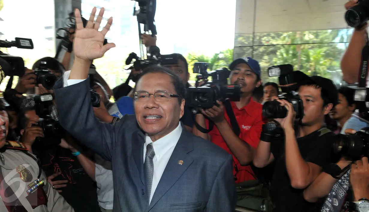 Menko Bidang Maritim dan Sumber Daya Rizal Ramli melambaikan tangan saat menyambangi kantor KPK, Jakarta, Senin (12/10). Kehadirannya ini dilakukan untuk menyerahkan laporan harta kekayaan ke KPK. (Liputan6.com/Helmi Afandi)