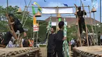 Siswa Sekolah Dasar (SD) mengikuti lomba permainan tradisional egrang di Lapangan Plaza Pemkab Bekasi, Kamis (15/8/2019). Kegiatan yang diikuti perwakilan SD dari 24 Kecamatan se-Kabupaten Bekasi ini dalam rangka menyambut HUT ke-69 Kabupaten Bekasi dan HUT ke-74 RI. (merdeka.com/Arie Basuki)
