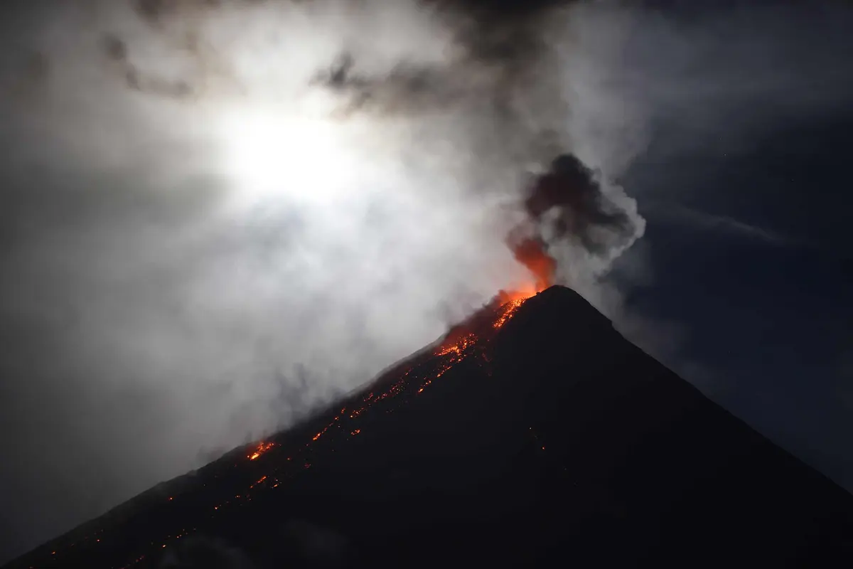 Gerhana Bulan-Gunung Mayon