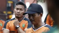 Pelatih Persebaya Surabaya, Djadjang Nurdjaman (kanan) dan pelatih fisik Rudy Eka Priyambada. (Bola.com/Aditya Wany)
