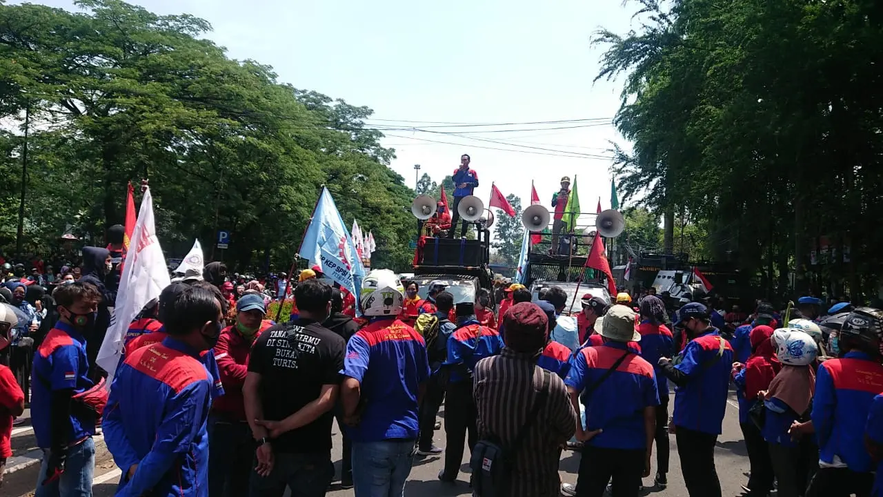 Massa buruh di Tangerang sudah berkumpul sejak pagi hingga sore hari di Kawasan Tangcity Mall Menolak RUU Cipta Kerja.