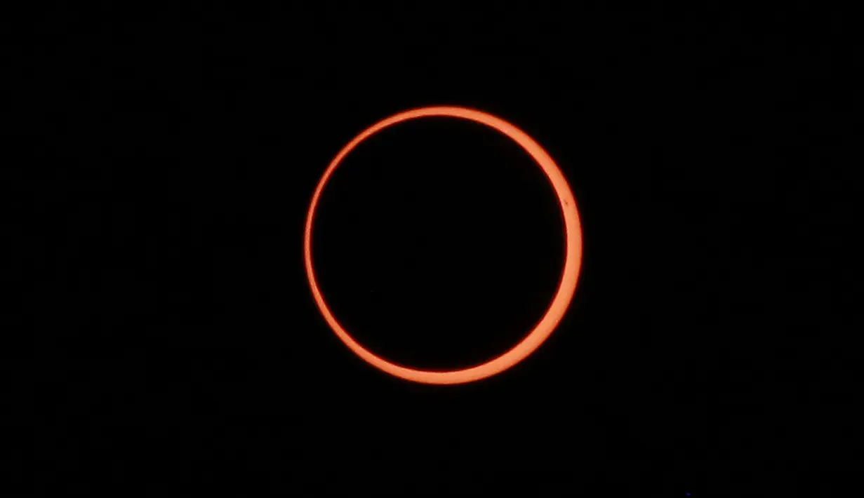 Melansir laman Space pada Kamis (26/09/2024), gerhana matahari cincin ini akan melintasi Samudera Pasifik dan Amerika Selatan bagian selatan. (JONATHAN MARTINS/AFP)