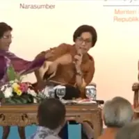 Inilah video yang merekam momen lucu antara Menteri Susi Pudjiastuti dan Menteri Keuangan Sri Mulyani, menggemaskan! (Foto: Facebook)