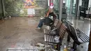 Sampah berserakan di stasiun itu karena pemogokan oleh staf kebersihan dan pemeliharaan. (AFP/Nicolas Tucat)