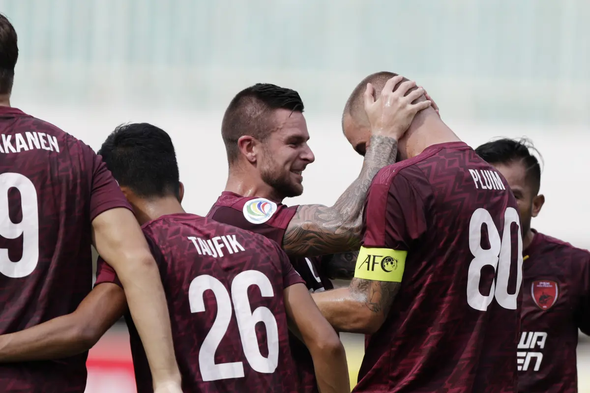 Para pemain PSM Makassar merayakan gol yang dicetak Wiljan Pluim ke gawang Lao Toyota FC pada laga Piala AFC. (Bola.com/M. Iqbal Ichsan)