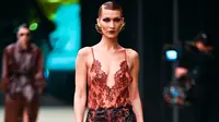 Paris Fashion Week 2026, Bella Hadid Kembali dengan Busana Paling Terbuka di Runway