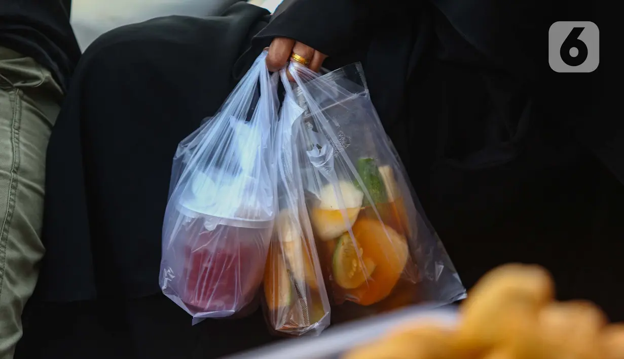 Sambil menunggu waktu berbuka, warga biasanya menghabiskan waktu sembari berburu takjil untuk menu berbuka puasa. (Liputan6.com/Angga Yuniar)