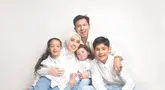 Pemotretan tersebut diabadikan oleh Diera Bachir Photography. Dalam pemotretan terbaru yang dibagikan melalui akun media sosial, Fairuz dan keluarganya tampil dengan busana serasi bernuansa putih yang memberi kesan elegan serta hangat. Fairuz sendiri terlihat memesona dengan jilbab putih senada dengan bajunya. Keluarga kecil artis yang jauh dari gossip ini kompak pamer senyum ke kamera. (Liputan6.com/IG/@fairuzarafiq)