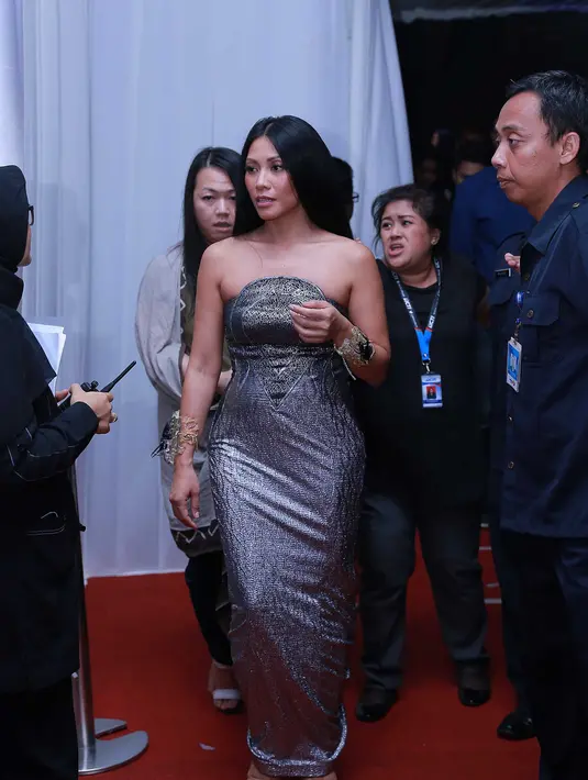 Bagi Anggun Cipta Sasmi identitas barunya Prancis memberikan banyak kemudahan. Dengan pasport yang sudah 14 tahun dipegang, Anggun lebih mudah untuk kemana-mana. (Galih W. Satria/Bintang.com)