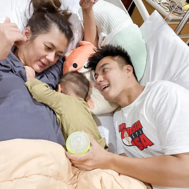Paula Verhoeven Jatuh Sakit, Ini 6 Potret Baim Wong dan Kiano Temani di RS