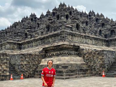 Arthur Irawan selalu tampil kece saat di luar lapangan. Dengan mengenakan jersey Liverpool, pemain kelahiran 3 Maret 1993 ini terlihat menikmati liburan di Candi Borobudur. Potret kecenya ini mencuri perhatian. (Liputan6.com/IG/@arthurirawan)