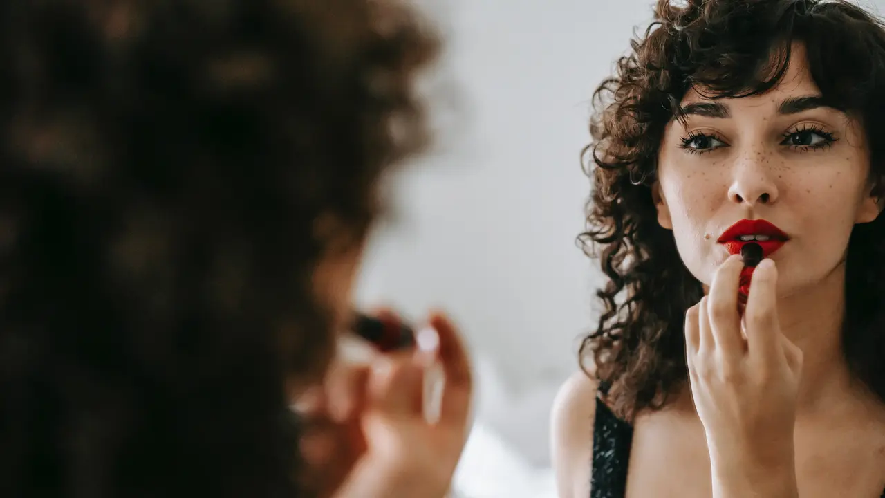 Bikin Makeup Tahan Lama Seharian dengan 10 Tips Ini