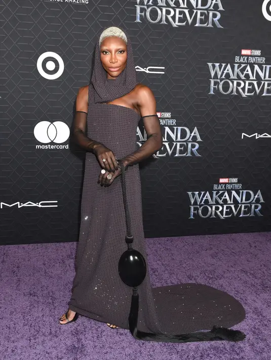 Michaela Coel mengenakan gaun rancangan Salvatore Ferragamo. Foto: Vogue.