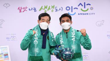 Asnawi Mangkualam diperkenalkan oleh Ansan Greeners FC pada Kamis (18/2/2021).