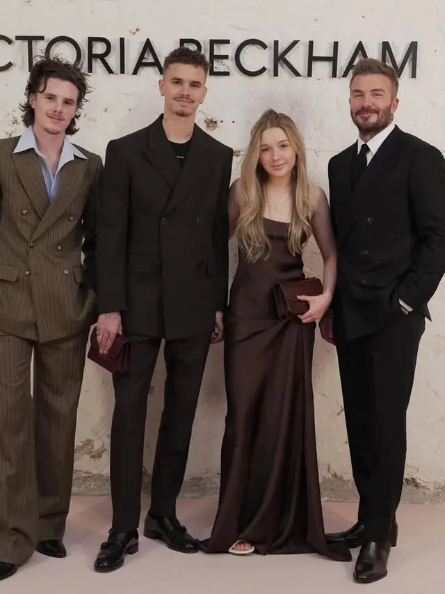 Gaya Keluarga David Beckham Hadir di Fashion Show Victoria Paris Fashion Week. [@victoriabeckham]