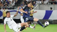 Pemain Jepang, Shuto Machino (kanan) berusaha mencetak gol ke gawang Timnas Indonesia dibayangi Mees Hilgers dalam laga Grup C Putaran Ketiga Kualifikasi Piala Dunia 2026 di Suita Stadium, Jepang, Selasa (10/06/2025). (AFP/Jiji Press/STR)