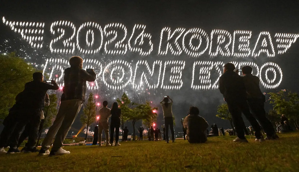Sekitar 1.000 pesawat tanpa awak atau drone kembang api membentuk pola selama pertunjukan Korea Drone Expo 2024 di Incheon pada tanggal 9 Mei 2024. (Jung Yeon-je/AFP)
