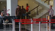 Bupati Hulu Sungai Tengah, Kalimantan Selatan Abdul Latif kenakan rompi tahanan meninggalkan gedung KPK, Jakarta, Jumat (5/1). KPK resmi menetapkan dan menahan Abdul Latif sebagai tersangka penerima suap. (Liputan6.com/Faizal Fanani)