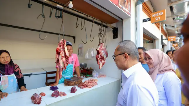 Menko Pangan Zulkifli Hasan  cek harga bahan pokok di Pasar Rogojampi Banyuwangi (Istimewa)