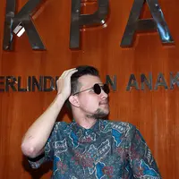 Merasa susah ketemu dengan anaknya, Arkana Rafif Bisyari dari pernikahannya dengan Risty Tagor, Stuart Collin mendatangi KPAI. (Deki Prayoga/Bintang.com)