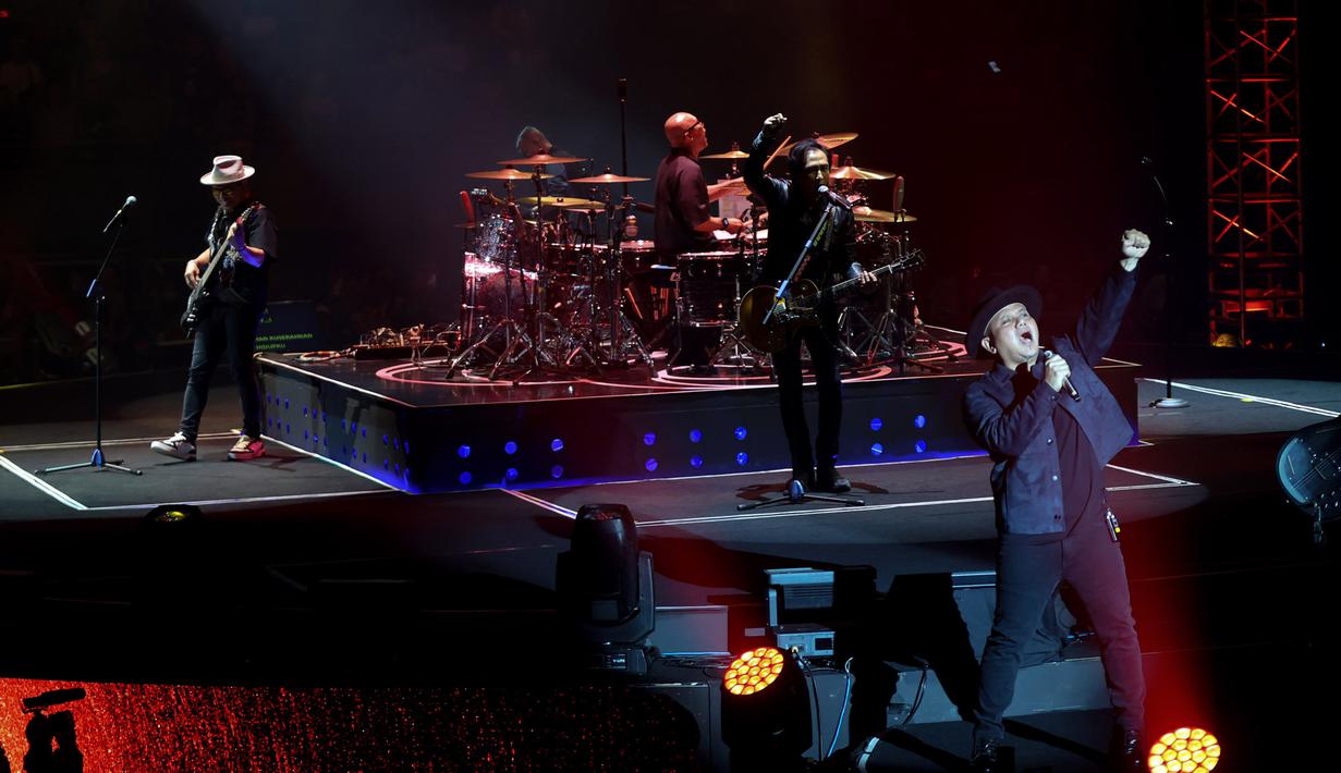 Para personel Padi Reborn, Fadly, Piyu, Ari, Rindra, dan Yoyo, membuka konser dengan penuh semangat melalui tembang ikonik “Prolog”. Tampak dalam foto, grup band Padi Reborn saat tampil dalam Konser Dua Delapan yang digelar di Tennis Indoor, Gelora Bung Karno, Senayan, Jakarta, Sabtu (31/1/2026) malam. (Kapanlagi.com/Budy Santoso)