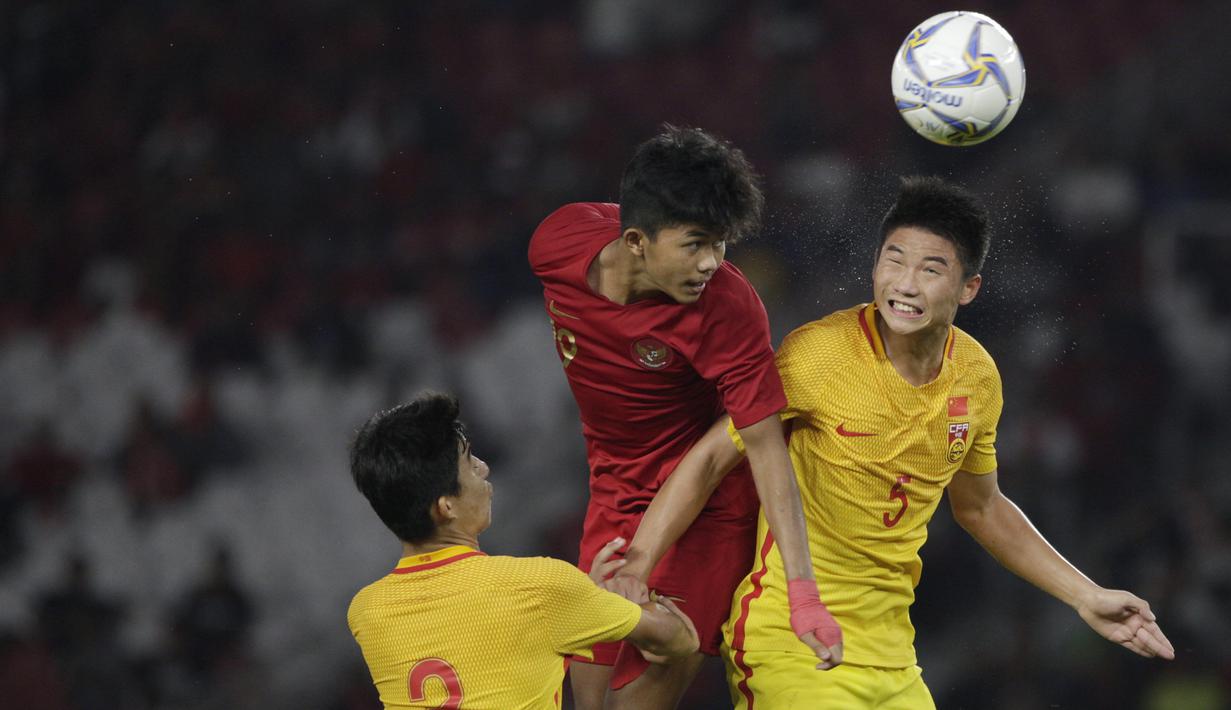 Striker Timnas Indonesia U-16, Ahmad Athallah, menyundul bola saat melawan China pada Kualifikasi Piala AFC U-16 2020 di SUGBK, Jakarta, Minggu (22/9). Kedua negara bermain imbang 0-0. (Bola.com/Vitalis Yogi Trisna)