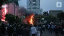 Situasi saat massa membakar pos polisi di kawasan Harmoni, Jakarta, Kamis (8/10/2020). Bentrokan pecah saat massa yang hendak menuju Istana Negara untuk menggelar unjuk rasa menolak UU Cipta Kerja diadang oleh aparat kepolisian. (Liputan6.com/Faizal Fanani)