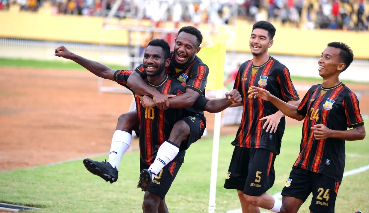 Ricky Ricardo Cawor merayakan gol keduanya bersama rekan-rekannya, dalam laga sepakbola penyisihan kelompok A, PON XX Papua 2021 melawan Nusa Tenggara Timur di Stadion Mandala, Jayapura, Minggu sore (3/10). (Foto/PB PON XX Papua/Tagor Siagian)