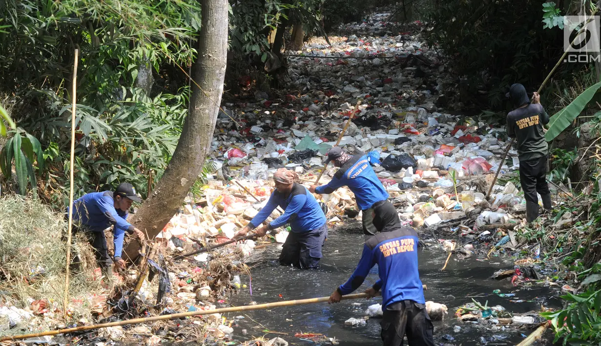 Petugas Satgas Sumber Daya Air Dinas PUPR Kota Depok melakukan pembersihan sampah sepanjang sekitar 500 meter yang memenuhi Kali Pelayangan di Kampung Utan Jaya, depok, Jawa Barat, Senin (12/8/2019). (merdeka.com/Arie Basuki)