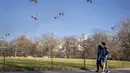 Pejalan kaki dengan pakaian tipis berjalan di bawah angsa terbang di samping Great Lawn di pusat Central Park, wilayah Manhattan, New York, Senin (30/1/2023). New York City juga akan memecahkan rekor kedua, untuk periode waktu terlama tanpa salju. Pada Senin, sudah 327 hari tanpa akumulasi salju. Rekornya adalah 332 hari — rekor beruntun yang dipecahkan pada Desember 2020. (AP Photo/John Minchillo)