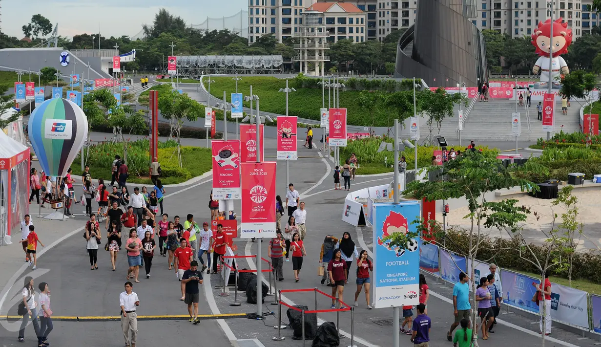 Ribuan warga, baik domestik maupun manca negara mendatangi lokasi pembukaan SEA Games 2015 di National Stadium Singapura, Jumat (5/6/2015). SEA Games 2015 Singapura berlangsung pada 5 hingga 16 Juni 2015. (Liputan6.com/Helmi Fithriansyah)