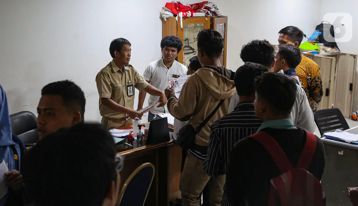 Dengan melampirkan sejumlah berkas, mereka berharap bisa diterima menjadi petugas PPSU. (Liputan6.com/Angga Yuniar)