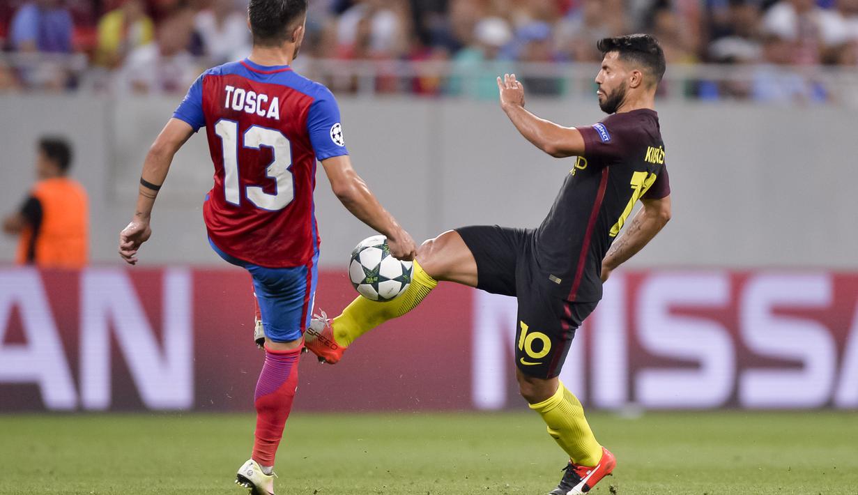 Pemain Manchester City,  Sergio Aguero, berebut bola dengan pemain Steaua Bucharest,Alin Tosca pada kualifikasi liga Champions di Stadion National Arena, Bucharest, Romania, Rabu, (17/8/2016) dini hari WIB. (AP/Andreea Alexandru)