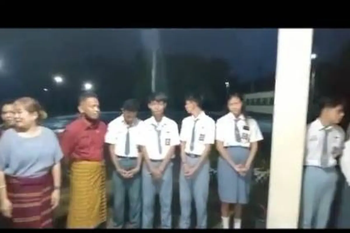 Masih Gelap Gulita, Ini 7 Potret Guru dan Murid di NTT yang Masuk Sekolah Jam 5 Pagi