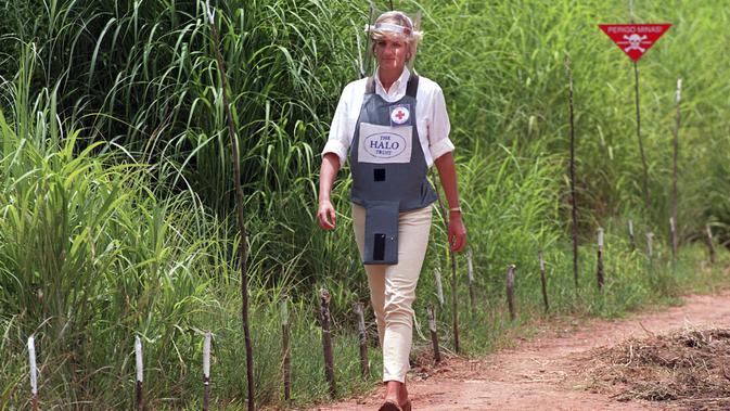 Mendiang Putri Diana berjalan di tengah-tengah ladang ranjau Huambo, Angola, 15 Januari 1997. Putri Diana rela berjalan di antara ranjau darat aktif untuk membantu kampanye Palang Merah yang melarang penggunaan ranjau darat di seluruh dunia. (John Stillwell/PA via AP, File)