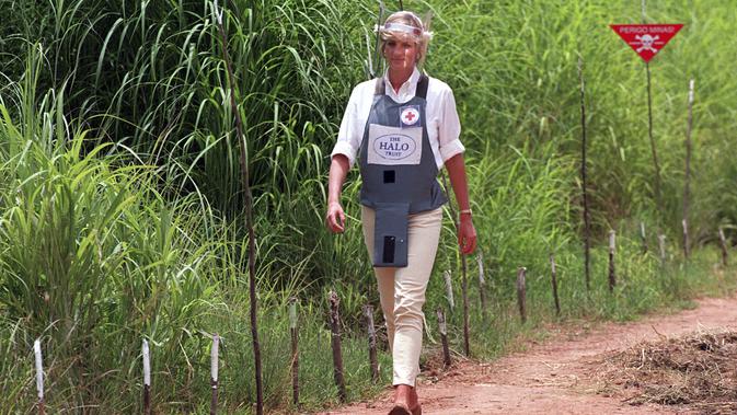 Mendiang Putri Diana berjalan di tengah-tengah ladang ranjau Huambo, Angola, 15 Januari 1997. Putri Diana rela berjalan di antara ranjau darat aktif untuk membantu kampanye Palang Merah yang melarang penggunaan ranjau darat di seluruh dunia. (John Stillwell/PA via AP, File)