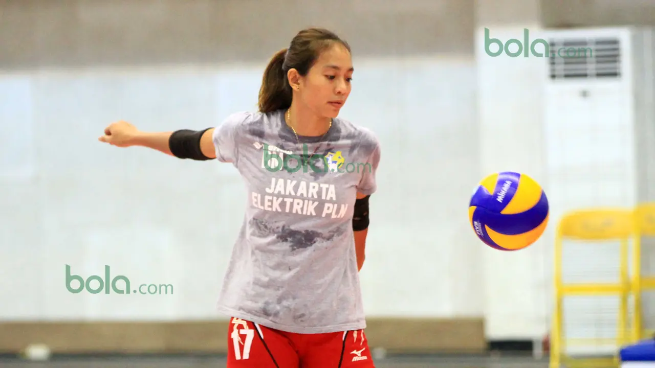 Libero timnas voli putri Indonesia, Berlian Marsheilla, bantah bakal pensiun usai SEA Game 2017. (Bola.com/Nicklas Hanoatubun)
