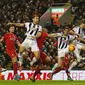 Para pemain Liverpool dan West Bromwich berebut bola pada laga Liga Premier Inggris di Stadion Anfield, Inggris, Minggu (13/12/2015). (AFP/Phil Noble)