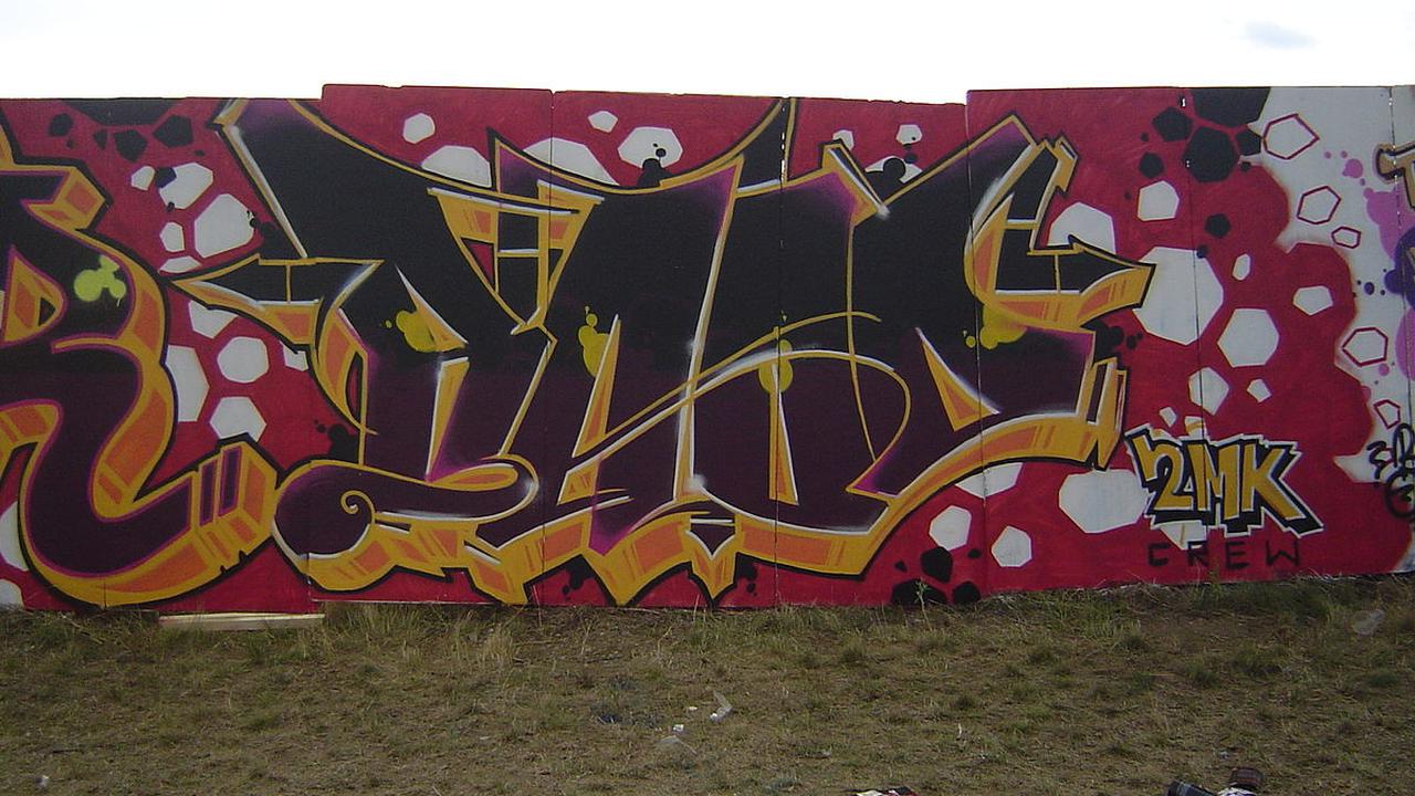 Menggambar grafiti di tembok