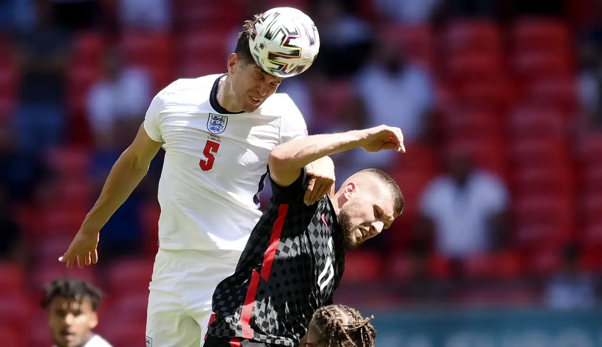 Tampil dihadapan pendukung sendiri, Inggris tampil menekan sejak bola digulirkan. Sementara Kroasia lebih banyak bertahan dengan sesekali melancarkan serangan balik. (Laurence Griffiths, Pool via AP)