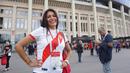 Meski negaranya sudah tersingkir, tapi masih ada juga suporter Peru yang bertahan di Rusia untuk Piala Dunia. Wanita cantik ini bernama Carla, dirinya sengaja datang untuk menikmati pesta bola sejagat. (Bola.com/Okie Prabhowo)