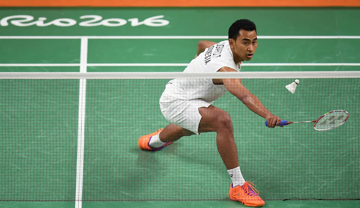 Tunggal putra Indonesia, Tommy Sugiarto, kalah dari tunggal putra Inggris, Rajiv Ouseph, pada laga 16 besar Olimpiade 2016 di Rio de Janeiro, Brasil, Selasa (15/8/2016). (AFP/Jim Watson)