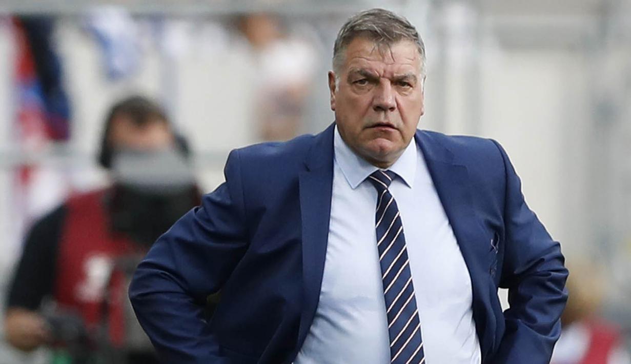 Pelatih Inggris, Sam Allardyce, melakukan debut saat melawan Slovakia. Big Sam menggantikan posisi Roy Hodgson yang mengundurkan diri karena gagal di Piala Eropa 2016. (Reuters/Carl Recine)